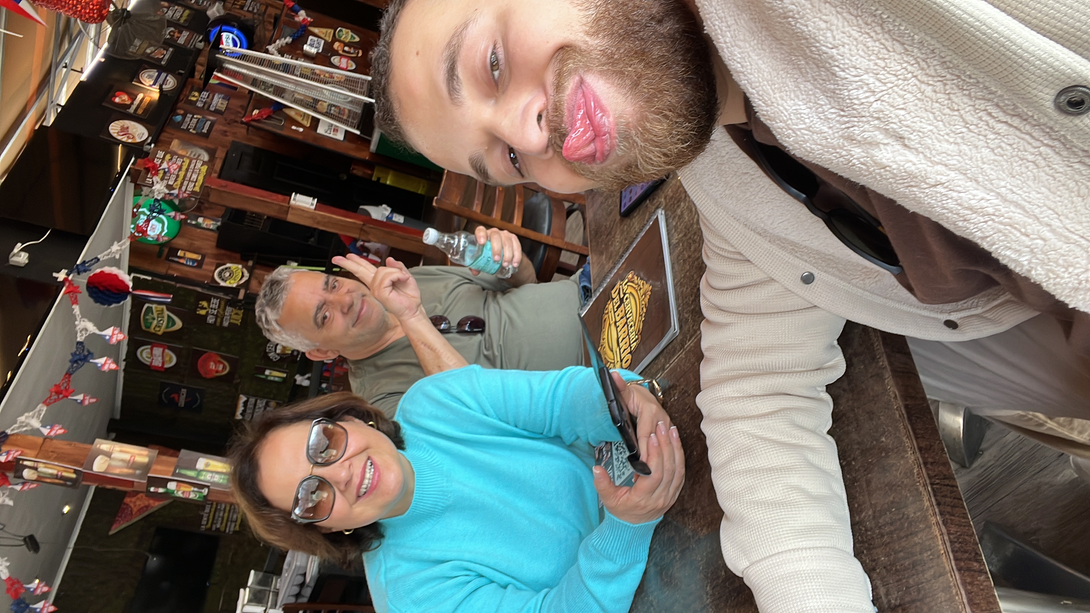 Selfie no bar com a mãe e o pai
