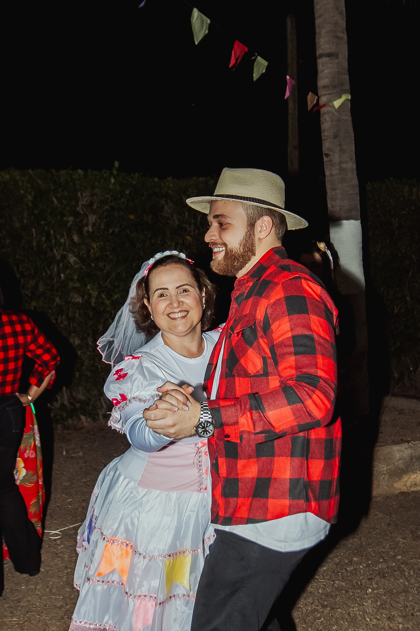 Dançando com a mãe na festa junina